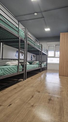 Cama en habitación compartida de 6 camas con baño privado del hotel Bilbao Metropolitan By Bossh Hotels. Foto 7