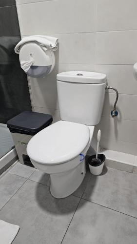 Cama en habitación compartida de 6 camas con baño privado del hotel Bilbao Metropolitan By Bossh Hotels. Foto 14
