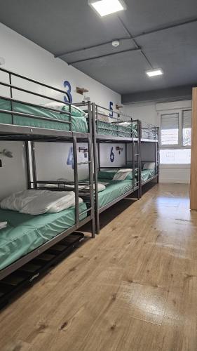Cama en habitación compartida mixta de 6 camas del hotel Bilbao Metropolitan By Bossh Hotels. Foto 4