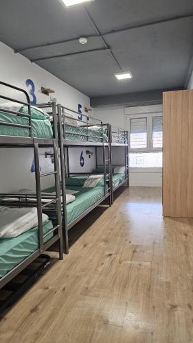 Cama en habitación compartida mixta de 6 camas del hotel Bilbao Metropolitan By Bossh Hotels. Foto 5