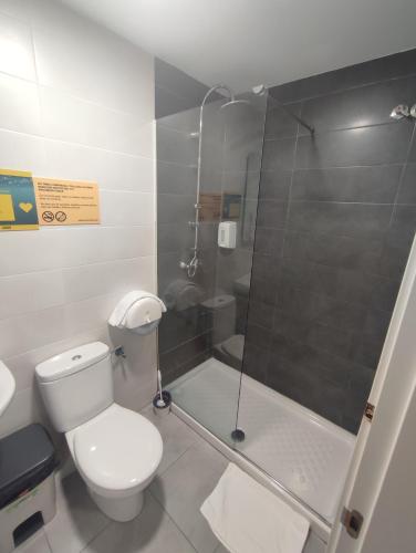 Habitación doble con baño privado del hotel Bilbao Metropolitan By Bossh Hotels. Foto 1