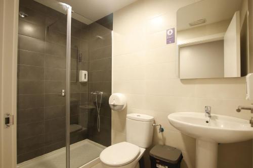 Habitación Cuádruple con baño privado del hotel Bilbao Metropolitan By Bossh Hotels. Foto 2