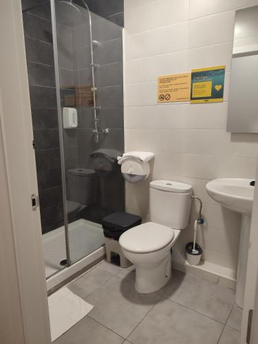 Habitación Familiar con baño privado del hotel Bilbao Metropolitan By Bossh Hotels. Foto 2