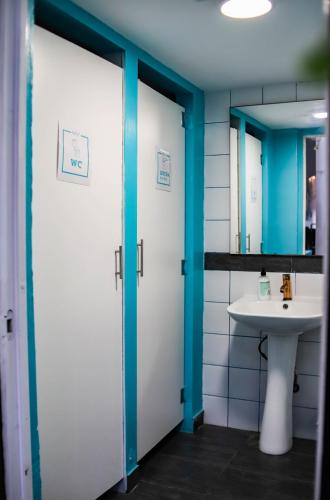 Habitación compartida Cama Litera Baño compartido del hotel Puerto Nest. Foto 3