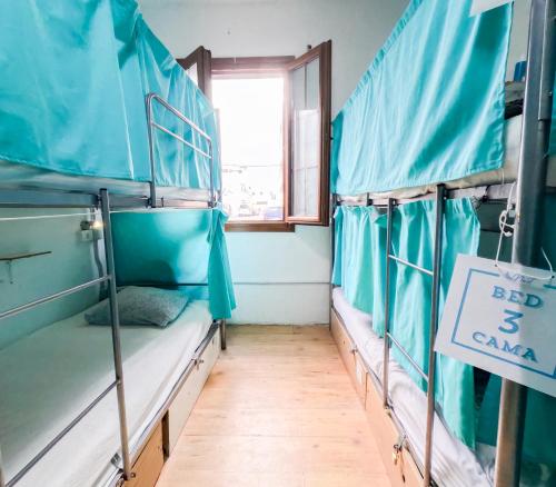 Litera en habitación compartida mixta del hotel Puerto Nest. Foto 2