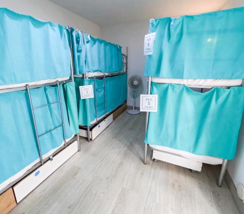 Litera en habitación compartida mixta del hotel Puerto Nest. Foto 1