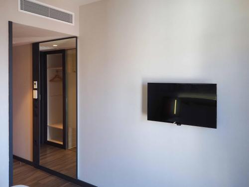 Habitación Doble con ventana del hotel Easyhotel Barcelona Fira. Foto 5