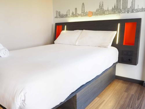 Habitación Doble con ventana del hotel Easyhotel Barcelona Fira. Foto 6