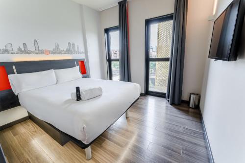 Habitación Doble con ventana del hotel Easyhotel Barcelona Fira. Foto 9