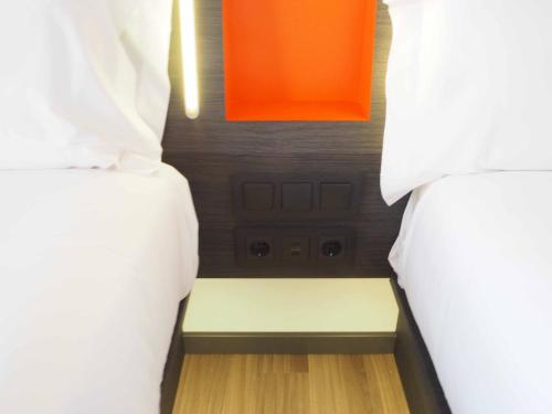 Habitación Doble adaptada para personas con discapacidad - 2 camas del hotel Easyhotel Barcelona Fira. Foto 2