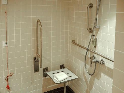 Habitación Doble adaptada para personas con discapacidad - 2 camas del hotel Easyhotel Barcelona Fira. Foto 8