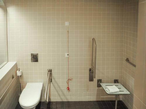 Habitación Doble adaptada para personas con movilidad reducida del hotel Easyhotel Barcelona Fira. Foto 1