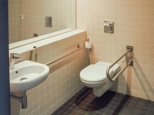 Habitación Doble adaptada para personas con movilidad reducida del hotel Easyhotel Barcelona Fira. Foto 4