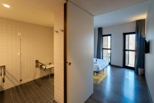 Habitación Doble adaptada para personas con movilidad reducida del hotel Easyhotel Barcelona Fira. Foto 8
