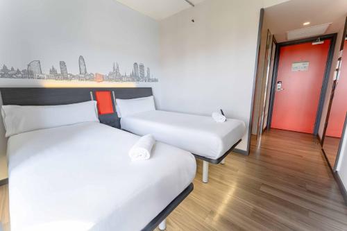 Habitación Doble - 2 camas del hotel Easyhotel Barcelona Fira. Foto 6