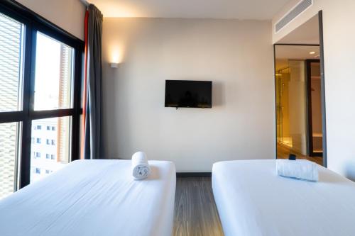Habitación Doble - 2 camas del hotel Easyhotel Barcelona Fira. Foto 11