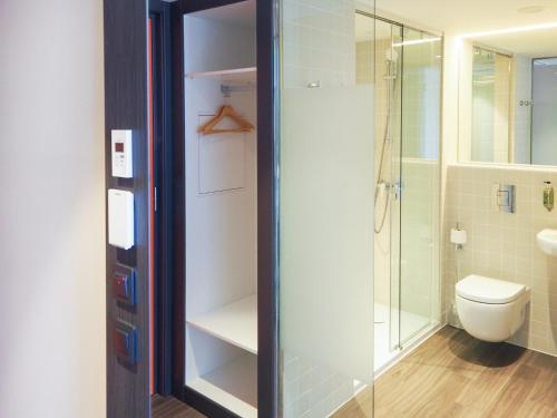 Habitación Doble Superior del hotel Easyhotel Barcelona Fira. Foto 15