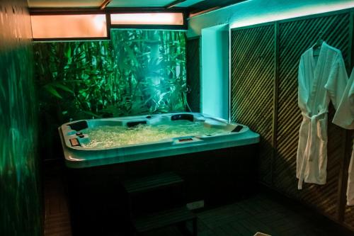 Suite Deluxe con bañera de hidromasaje del hotel Nomada