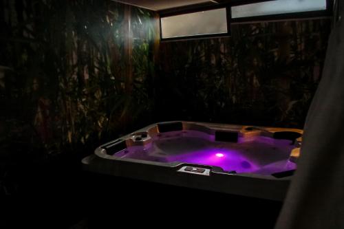 Suite Deluxe con bañera de hidromasaje del hotel Nomada. Foto 4