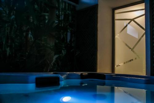 Suite Deluxe con bañera de hidromasaje del hotel Nomada. Foto 7