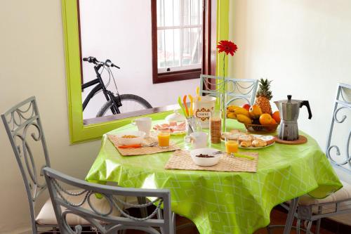 Cama en habitación compartida mixta de 6 camas del hotel Patio - Adults Only. Foto 7