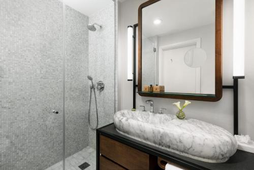 Alojamiento Deluxe esquinero - 1 cama grande del hotel Hotel Seville NoMad - The Unbound Collection by Hyatt. Foto 1