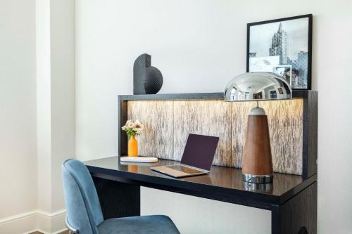 Habitación con cama grande del hotel The Benjamin Royal Sonesta New York