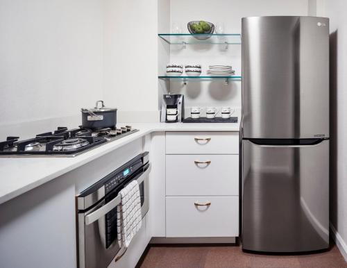 Suite Junior con vistas al jardín del hotel The Gardens Sonesta ES Suites New York. Foto 3