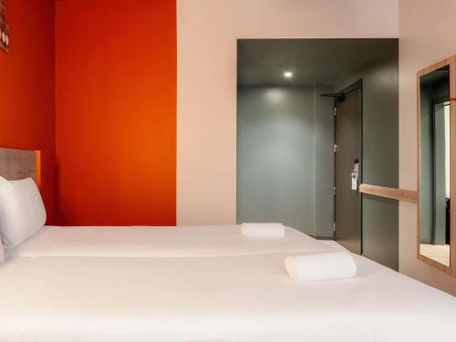 Habitación Doble Estándar - 2 camas del hotel Ibis Budget Madrid Centro Lavapies. Foto 4