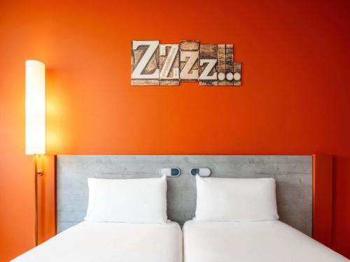 Habitación Doble Estándar - 2 camas del hotel Ibis Budget Madrid Centro Lavapies. Foto 7