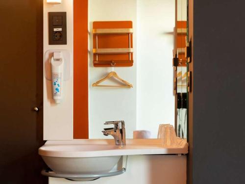 Habitación Doble Superior con patio del hotel Ibis Budget Madrid Centro Lavapies. Foto 9