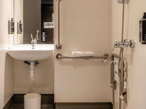 Adaptada para personas con discapacidad - 2 camas del hotel Ibis Budget Madrid Centro Lavapies. Foto 8