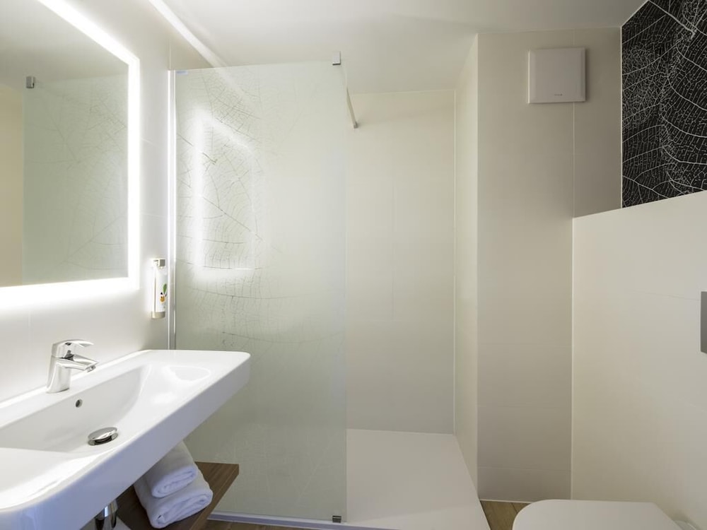 Habitación estándar con 1 cama doble y sofá para 1 o 2 personas del hotel Ibis Styles Bialystok. Foto 1