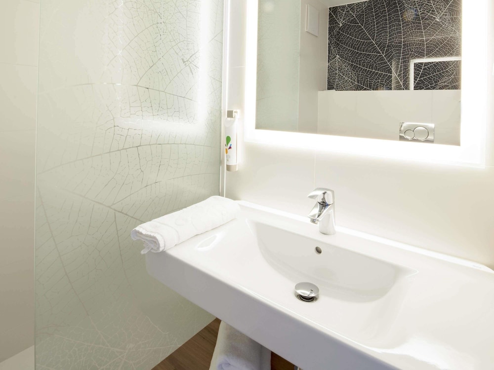 Habitación estándar con 1 cama doble y sofá para 1 o 2 personas del hotel Ibis Styles Bialystok. Foto 9