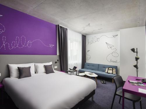 Suite Junior con sofá del hotel Ibis Styles Budapest Airport