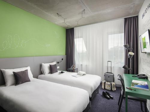 Habitación Doble Estándar - 2 camas del hotel Ibis Styles Budapest Airport. Foto 7