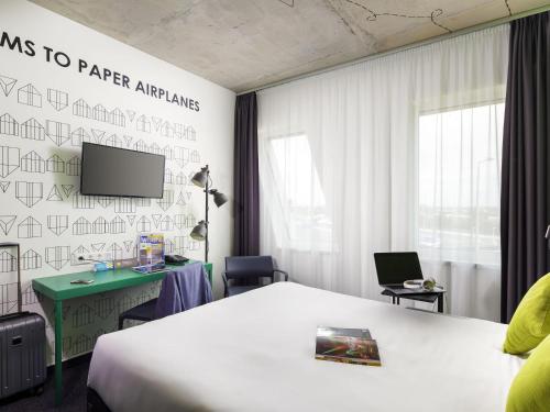 Suite Junior con sofá del hotel Ibis Styles Budapest Airport. Foto 6