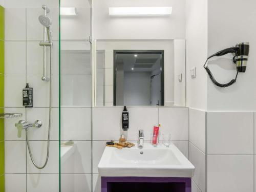 Suite Junior con sofá del hotel Ibis Styles Budapest Airport. Foto 7