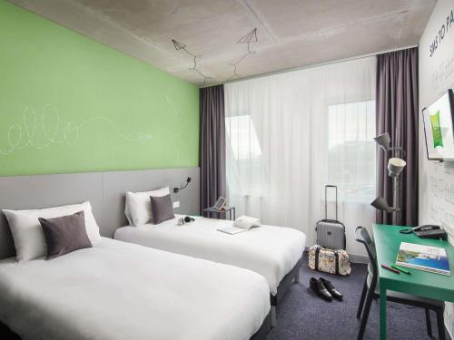 Habitación Doble Estándar - 2 camas del hotel Ibis Styles Budapest Airport. Foto 9