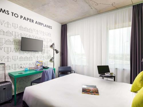 Suite Junior con sofá del hotel Ibis Styles Budapest Airport. Foto 8