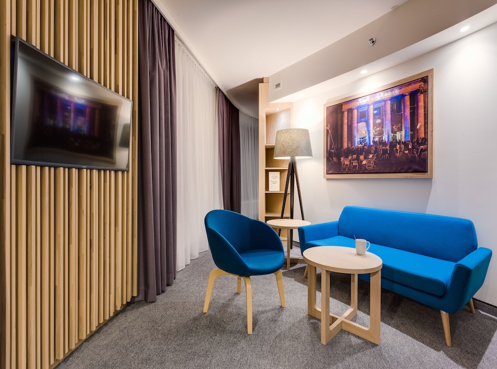 Suite, 1 cama de matrimonio grande con sofá cama del hotel Holiday Inn Warsaw City Centre, An Ihg. Foto 5