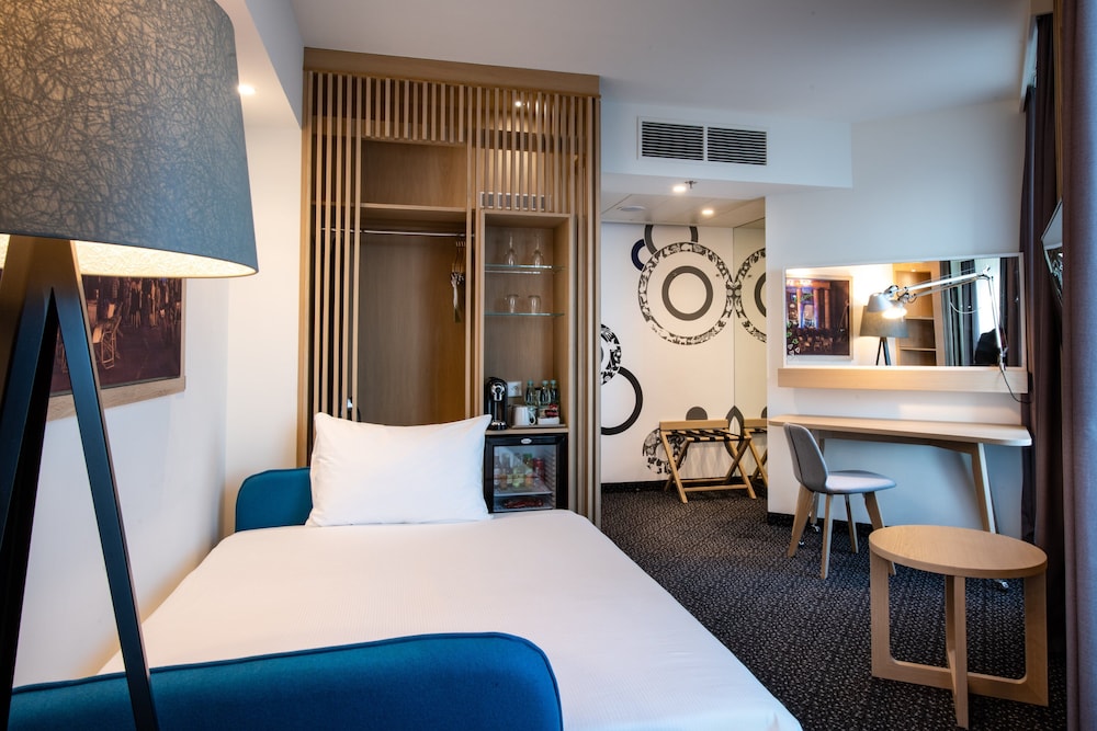 Suite, 1 cama de matrimonio grande con sofá cama del hotel Holiday Inn Warsaw City Centre, An Ihg. Foto 7