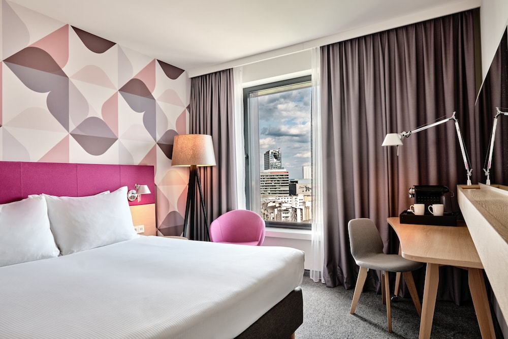 Suite, 1 cama de matrimonio grande con sofá cama del hotel Holiday Inn Warsaw City Centre, An Ihg. Foto 8