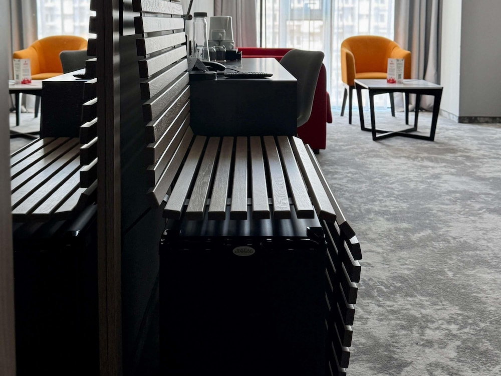 Habitación Cómoda con cama doble y sofá extra del hotel Ibis Styles Warszawa City. Foto 2