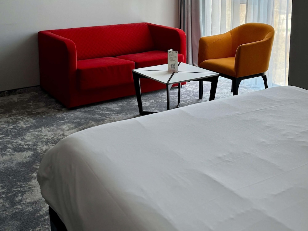 Habitación Cómoda con cama doble y sofá extra del hotel Ibis Styles Warszawa City. Foto 4