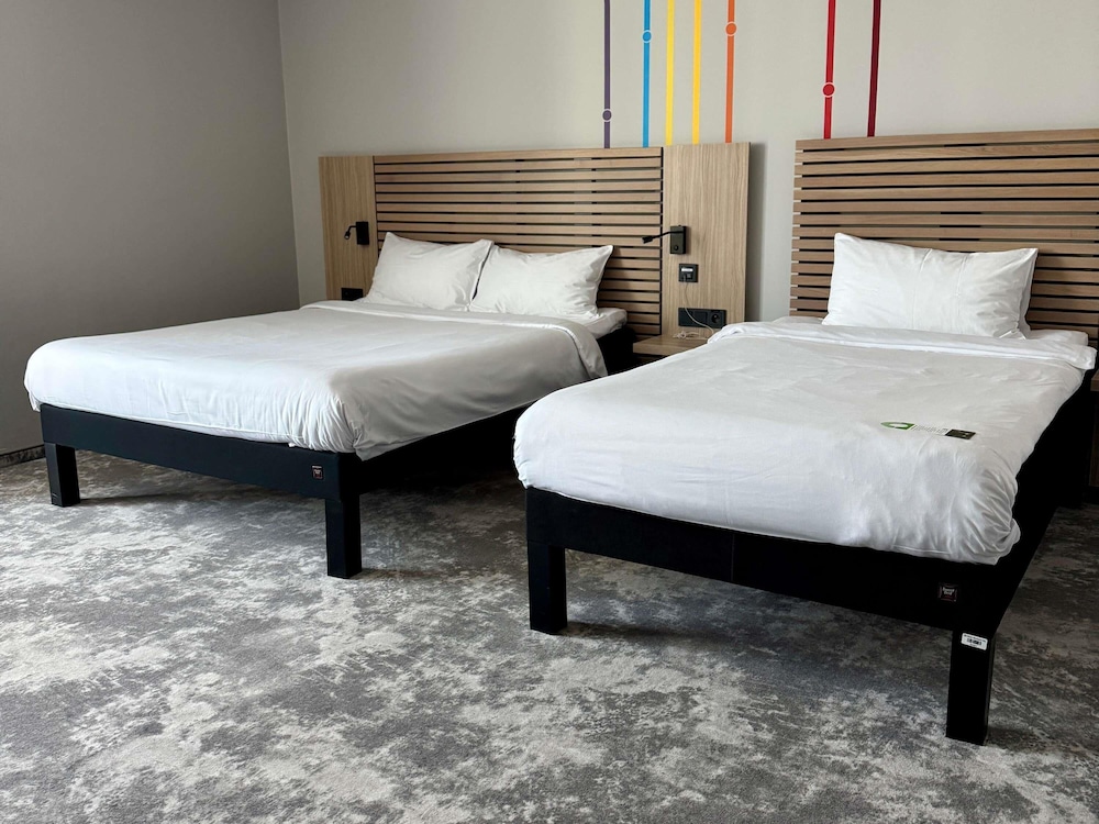 Habitación Cómoda con cama doble y sofá extra del hotel Ibis Styles Warszawa City. Foto 5