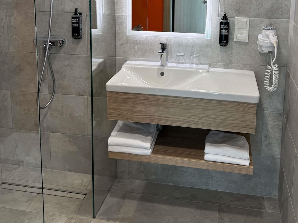 Suite Espaciosa con Cama Doble y Sofá Extra del hotel Ibis Styles Warszawa City. Foto 3