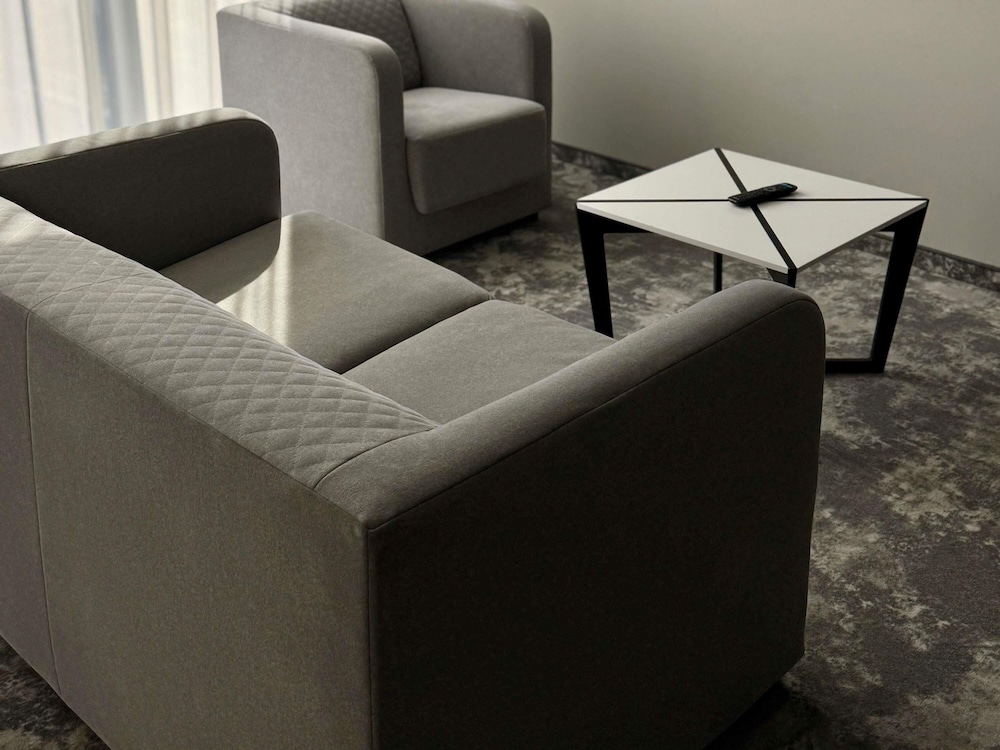 Suite Espaciosa con Cama Doble y Sofá Extra del hotel Ibis Styles Warszawa City. Foto 4