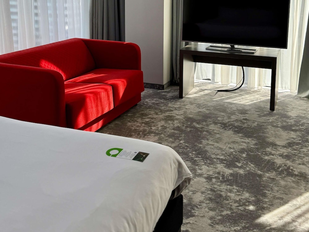 Suite Espaciosa con Cama Doble y Sofá Extra del hotel Ibis Styles Warszawa City. Foto 5