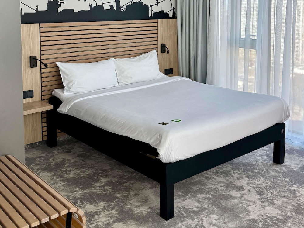 Suite Espaciosa con Cama Doble y Sofá Extra del hotel Ibis Styles Warszawa City. Foto 6